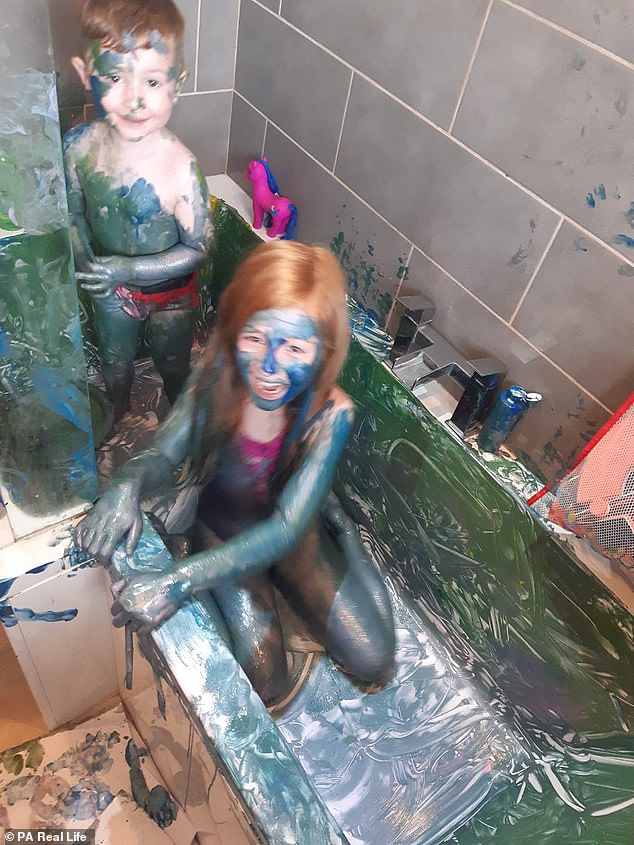 Cho con vào bồn tắm vẽ tranh, 15 phút sau quay lại, mẹ phát hoảng khi thấy con biến thành người ngoài hành tinh - Ảnh 5