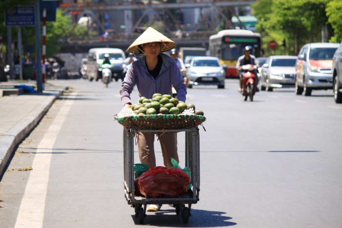 Xót cảnh người lao động nghèo oằn mình mưu sinh dưới cái nắng hơn 40 độ ở Hà Nội - Ảnh 2