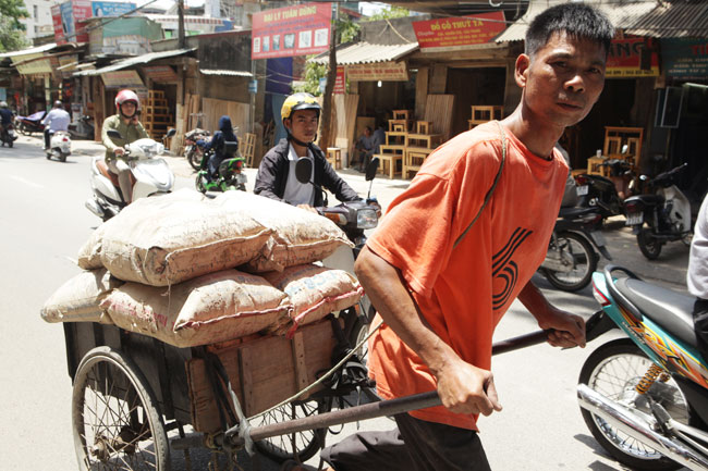 Xót cảnh người lao động nghèo oằn mình mưu sinh dưới cái nắng hơn 40 độ ở Hà Nội - Ảnh 5