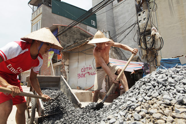 Xót cảnh người lao động nghèo oằn mình mưu sinh dưới cái nắng hơn 40 độ ở Hà Nội - Ảnh 6