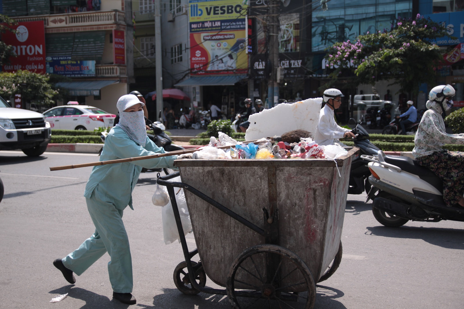 Xót cảnh người lao động nghèo oằn mình mưu sinh dưới cái nắng hơn 40 độ ở Hà Nội - Ảnh 8