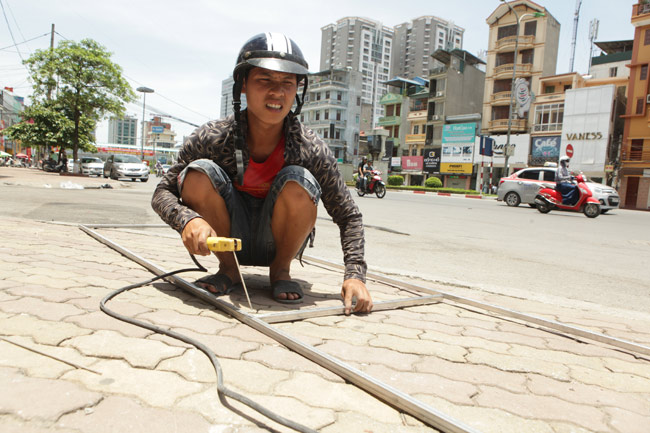 Xót cảnh người lao động nghèo oằn mình mưu sinh dưới cái nắng hơn 40 độ ở Hà Nội - Ảnh 7