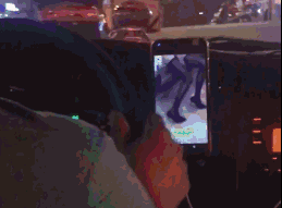 Tài xế taxi thản nhiên xem phim nóng khi lái xe khiến hành khách hốt hoảng - Ảnh 2