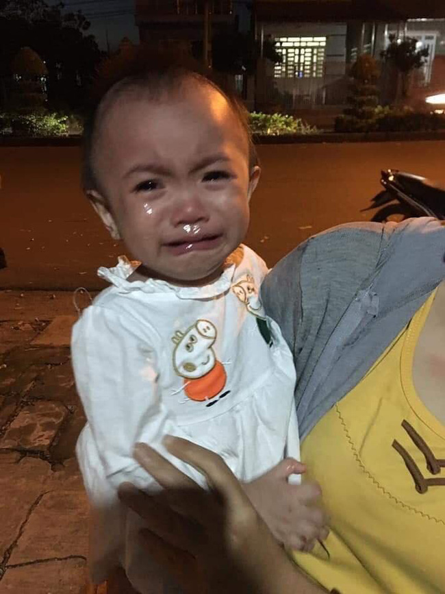 Bé gái 14 tháng tuổi khóc nức nở, ngơ ngác tìm mẹ sau khi bị bỏ rơi cùng bức thư nhờ nuôi hộ - Ảnh 1