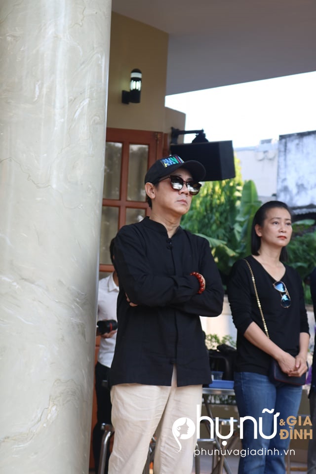 Đồng nghiệp khóc nức nở giây phút tiễn đưa nghệ sĩ Lê Bình về nơi an nghỉ cuối cùng vào sáng nay - Ảnh 5
