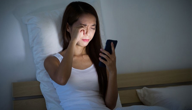 Sử dụng điện thoại trước khi ngủ: Thói quen mang đến nhiều tác hại khôn lường - Ảnh 1