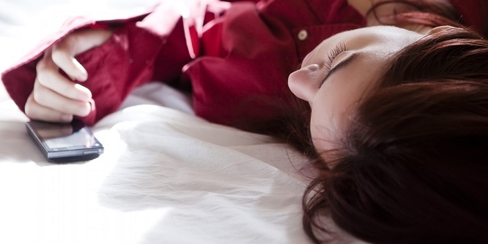 Sử dụng điện thoại trước khi ngủ: Thói quen mang đến nhiều tác hại khôn lường - Ảnh 3