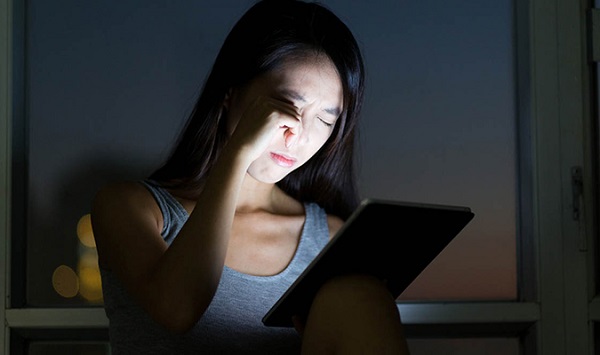 Sử dụng điện thoại trước khi ngủ: Thói quen mang đến nhiều tác hại khôn lường - Ảnh 4
