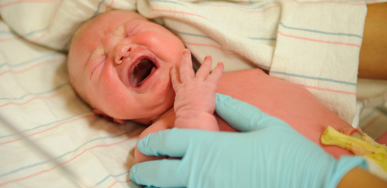 Mẹ bầu 33 tuần vỡ ối bác sĩ hoảng hồn khi nhìn thấy 'vật thể lạ' thò ra khỏi tử cung thai phụ - Ảnh 2