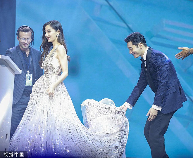 Netizen xứ Trung xem màn đỡ váy cho Angela Baby của Huỳnh Hiểu Minh là vở kịch, soi ra chi tiết bất ngờ trong sự kiện - Ảnh 1