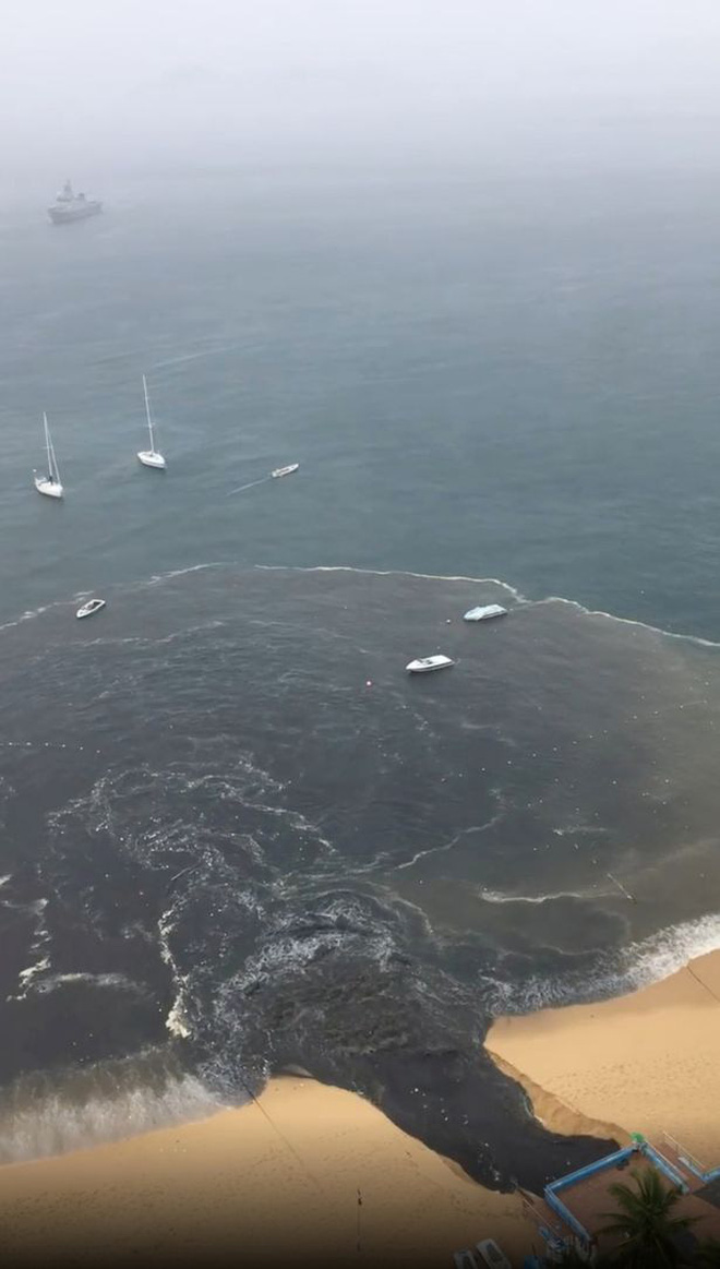 MXH lan truyền hình ảnh dòng nước thải đen ngòm đổ thẳng ra bãi biển nổi tiếng khiến dư luận hoang mang tột độ - Ảnh 1