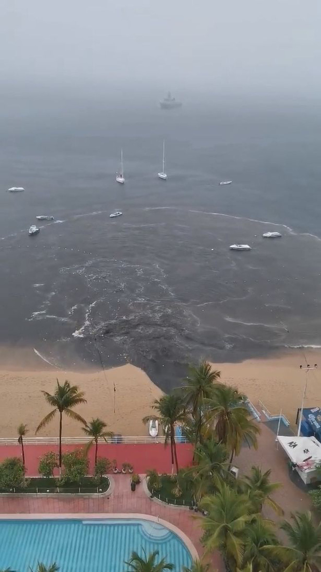 MXH lan truyền hình ảnh dòng nước thải đen ngòm đổ thẳng ra bãi biển nổi tiếng khiến dư luận hoang mang tột độ - Ảnh 2