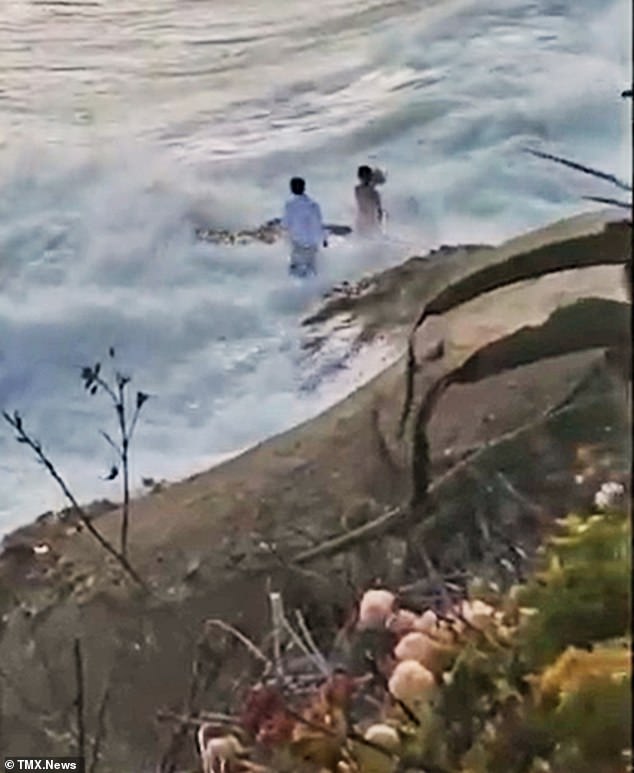 Ra bãi biển chụp ảnh cưới, cô dâu chú rể bị sóng cuốn phăng ra biển, khoảnh khắc con sóng lớn ập đến mọi người thót tim - Ảnh 3