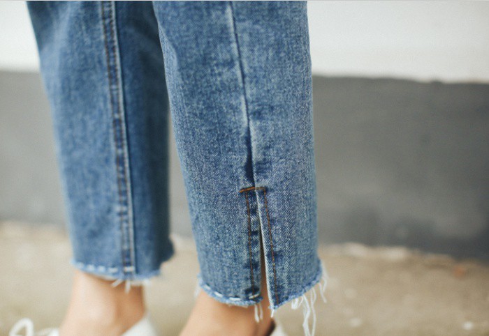 Quần jeans ống xẻ bên không phải là bị lỗi đâu mà chính là hot trend năm nay đấy! - Ảnh 1