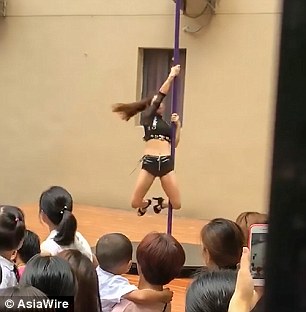 Clip vũ công mặc quần áo gợi cảm, múa cột trong lễ khai giảng trường mầm non gây tranh cãi - Ảnh 4