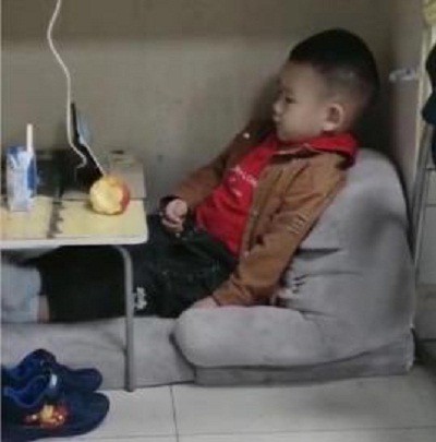 Hình ảnh cảm động: Em bé ngồi chơi ngoan ngoãn dưới gầm bàn làm việc của mẹ  - Ảnh 2