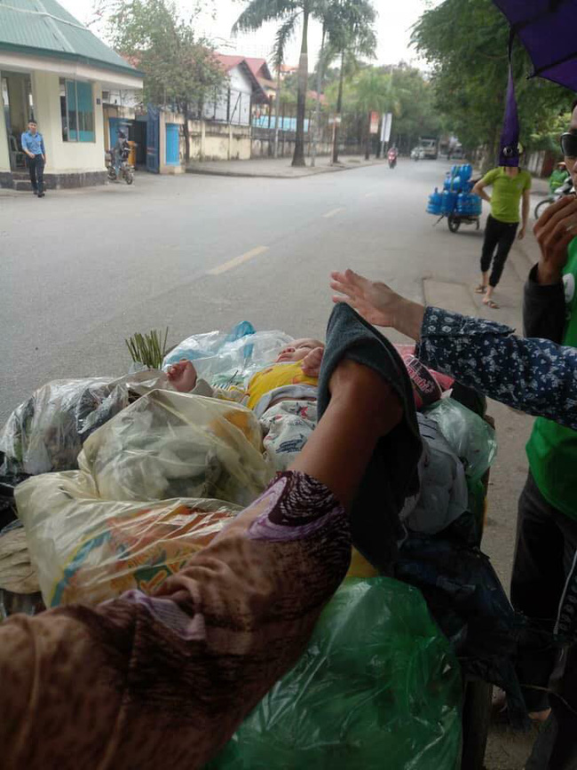 Hà Nội: Nữ công nhân môi trường hốt hoảng phát hiện bé trai sơ sinh còn sống, bị bỏ ngay trên đống rác trong thùng - Ảnh 2