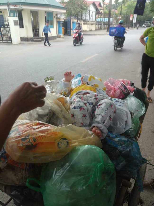 Hà Nội: Nữ công nhân môi trường hốt hoảng phát hiện bé trai sơ sinh còn sống, bị bỏ ngay trên đống rác trong thùng - Ảnh 3