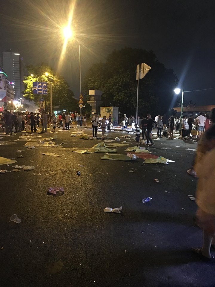 Hậu bắn pháo hoa, người dân 'phủi tay' đi về, để lại phố đi bộ Nguyễn Huệ ngập ngụa rác - Ảnh 5