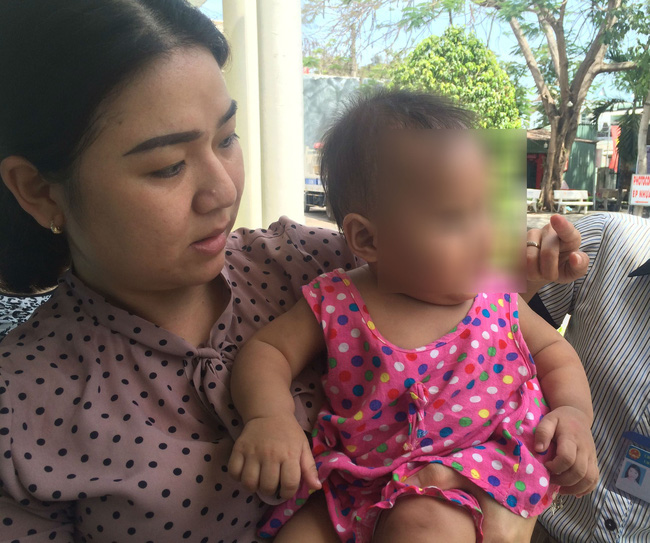 Thông tin bất ngờ vụ bé gái 8 tháng tuổi nghi bị người nhận nuôi đánh thâm tím mình mẩy - Ảnh 1