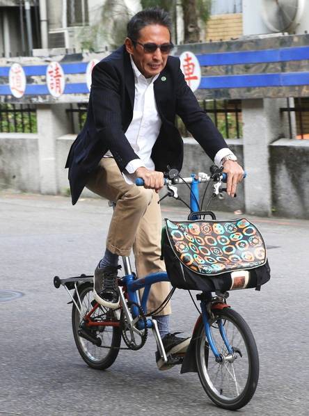 Chuyện thật như đùa: Nam diễn viên 'Bao Thanh Thiên' tươi rói đạp xe tới dự phiên tòa vì tội danh cưỡng dâm - Ảnh 2