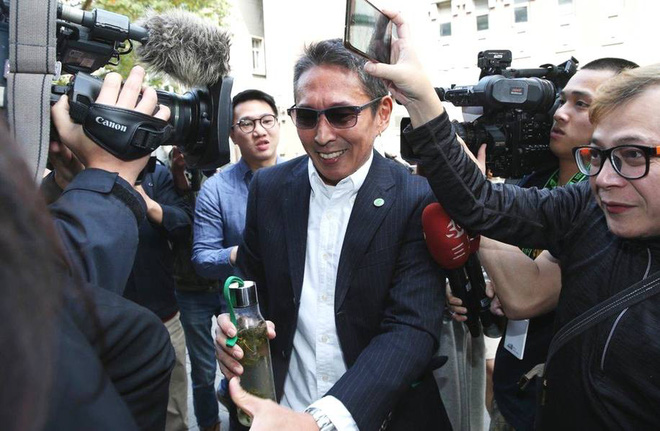 Chuyện thật như đùa: Nam diễn viên 'Bao Thanh Thiên' tươi rói đạp xe tới dự phiên tòa vì tội danh cưỡng dâm - Ảnh 7