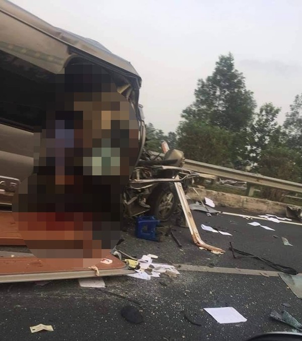 Vụ tai nạn xe khách 16 chỗ trên cao tốc Pháp Vân - Cầu Giẽ: 1 bác sĩ và cán bộ công an tử nạn - Ảnh 1