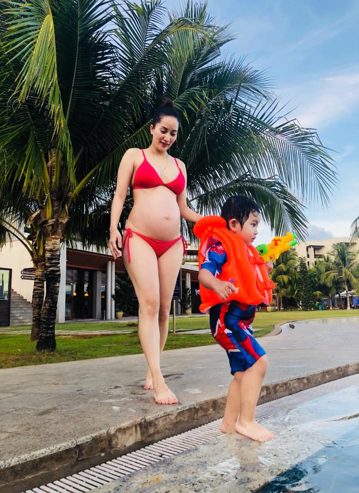 Ở tháng thứ 8 của thai kỳ, Khánh Thi khiến dân tình đỏ mặt khi diện bikini 2 mảnh khoe bụng bầu to tướng - Ảnh 4
