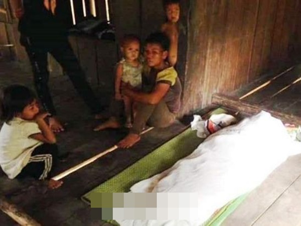 Thương tâm: Gia đình nghèo ngồi khóc bên thi thể con trai 4 tuổi đuối nước khi đi tìm mẹ - Ảnh 1