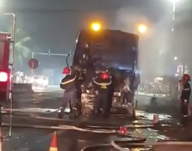 Sau tai nạn khiến người đi xe máy tử vong, xe tải kéo lê xe máy rồi bốc cháy dữ dội - Ảnh 2