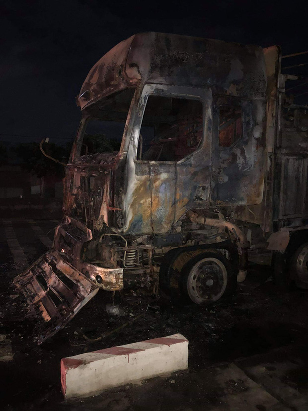 Sau tai nạn khiến người đi xe máy tử vong, xe tải kéo lê xe máy rồi bốc cháy dữ dội - Ảnh 4