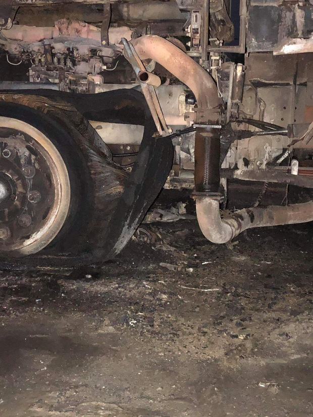 Sau tai nạn khiến người đi xe máy tử vong, xe tải kéo lê xe máy rồi bốc cháy dữ dội - Ảnh 5