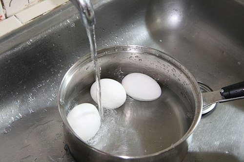 Làm nguội trứng bằng nước lạnh cùng loạt sai lầm khi nấu nướng hầu hết chị em đều mắc phải  - Ảnh 1