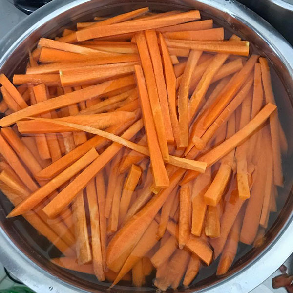 Ngâm cà rốt với nước vôi trong để miếng mứt giòn khô, không bị chảy nước