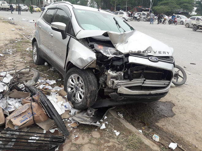 Hà Nội: Ô tô mất lái đâm liên hoàn 1 taxi và 3 xe máy, 2 vợ chồng tử vong thương tâm khi đang trên đường đi ăn cỗ - Ảnh 2