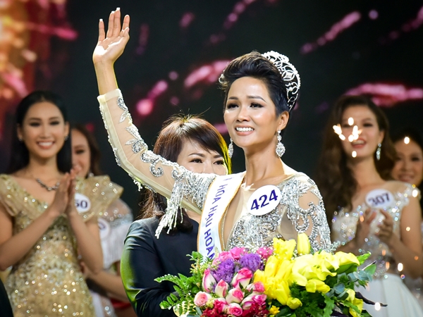 Từng chịu áp lực tâm lý trầm trọng, H'Hen Niê nói gì khi tròn 1 năm đăng quang Hoa hậu Hoàn vũ Việt Nam? - Ảnh 3
