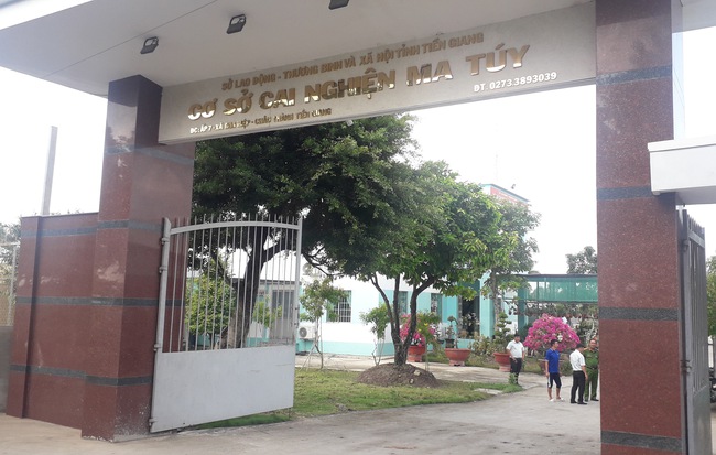 Hơn 30 học viên cai nghiện ma túy ở Tiền Giang xô ngã nhân viên chuyển cơm, tràn ra cổng bỏ trốn - Ảnh 1