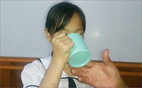 Gia đình cô giáo bắt học sinh súc miệng nước giặt giẻ lau bảng: Kỷ luật thôi việc là quá nặng - Ảnh 2