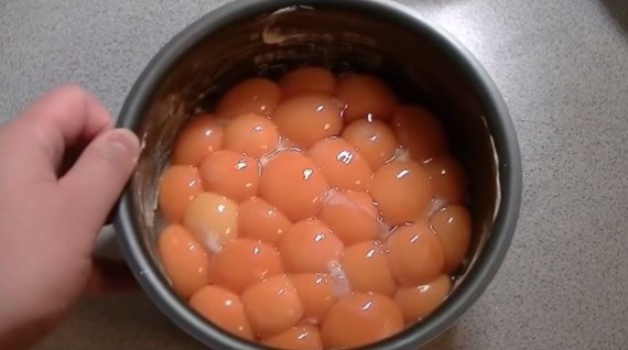 Cho 50 quả trứng gà vào nồi cơm điện, chỉ vài phút sau là có món ăn ngon hơn cả mong đợi - Ảnh 1