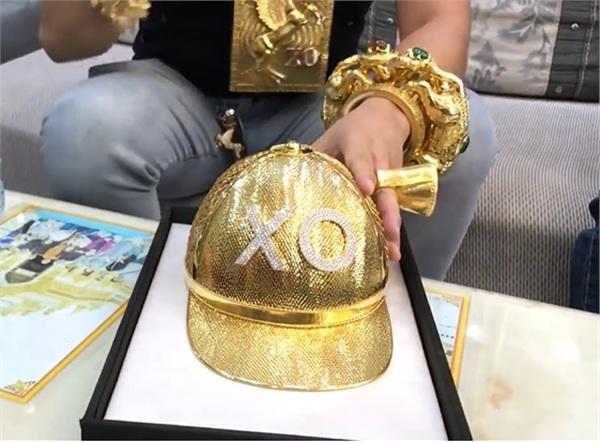 Đại gia Phúc XO 'chơi lớn' mua mũ vàng nặng 2kg, đính tên bằng 260 viên kim cương - Ảnh 1