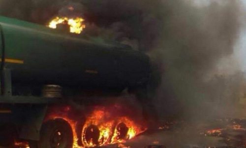 Xe bồn chở xăng phát nổ ở Niger, 55 người hôi của thiệt mạng - Ảnh 1