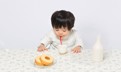 Sai lầm khi uống sữa đậu nành khiến trẻ dễ mắc bệnh: Mẹ thông thái nhớ đừng mắc phải kẻo hại cả đời con - Ảnh 1
