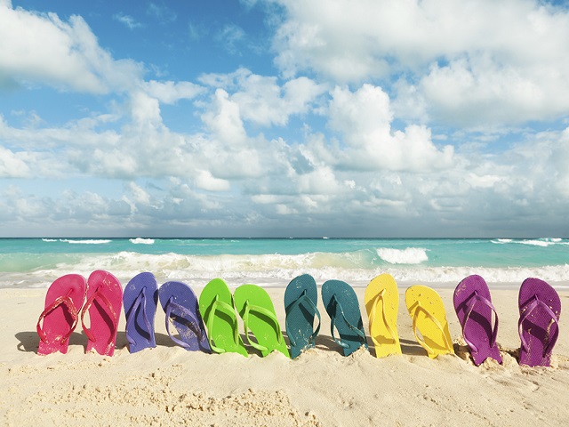 Bạn có biết 5 kiểu giày chuyên dùng ra biển? - Ảnh 1