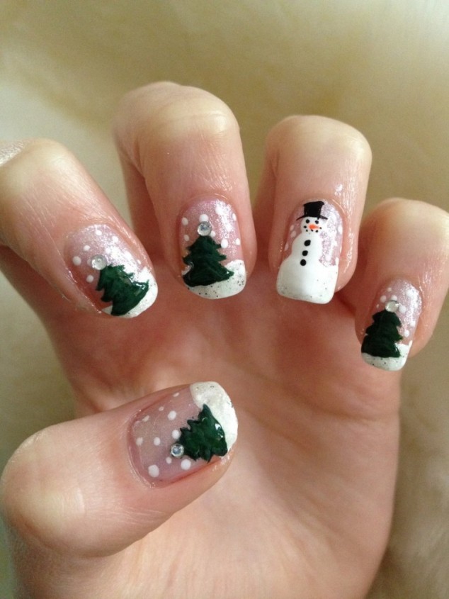 Mẫu nail cho giáng sinh với họa tiết cây thông và người tuyết đơn giản mà đẹp