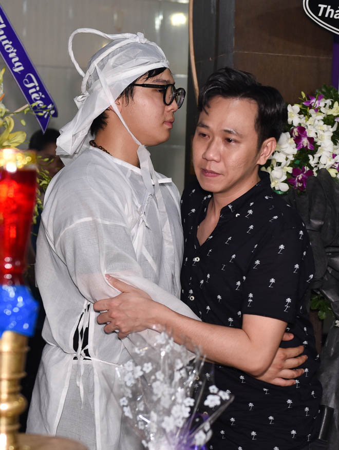 Quyền Linh, Trịnh Kim Chi bật khóc khi đến viếng diễn viên Mạnh Tràng qua đời ở tuổi 53 - Ảnh 3