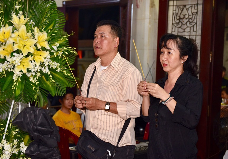 Quyền Linh, Trịnh Kim Chi bật khóc khi đến viếng diễn viên Mạnh Tràng qua đời ở tuổi 53 - Ảnh 10