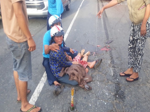 Hình ảnh đau đớn nhất ngày: Bố quỳ khóc vật vã bên thi thể con gái học lớp 6 bị xe đầu kéo tông tử vong - Ảnh 3