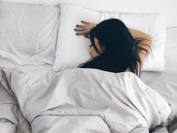 Bỏ ngay thói quen nằm sấp khi ngủ nếu không muốn gây hại cho sức khỏe - Ảnh 1