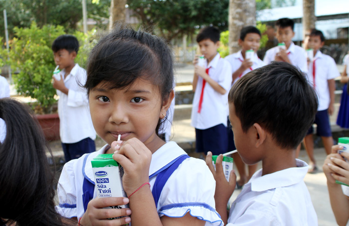 Niềm vui nhân đôi của trẻ em Trà Vinh: Quay lại trường và uống sữa học đường - Ảnh 2