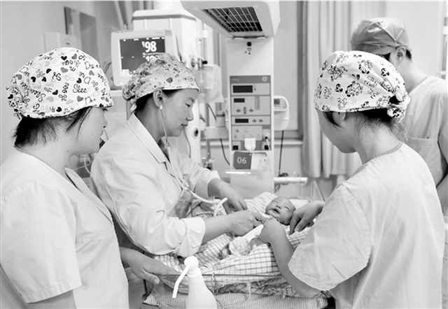 Nhập viện sau 1 lần đau bụng, bác sĩ 'choáng' khi cô gái 25 tuổi đột nhiên sinh con - Ảnh 1